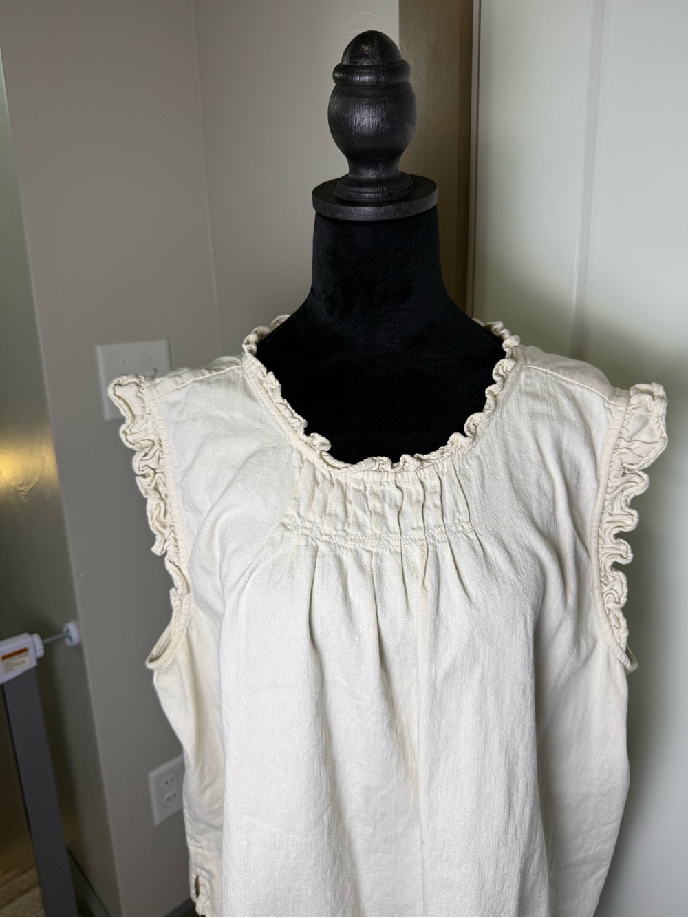 Old Navy 100% Cotton Cream Ivory Ruffle Sleeveless Blouse Tank Plus XXL - Picture 2 of 7